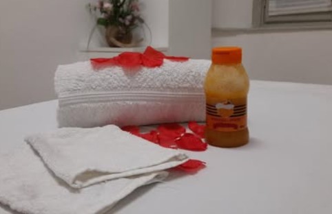 Lettino della cabina estetica preparato con asciugamani puliti