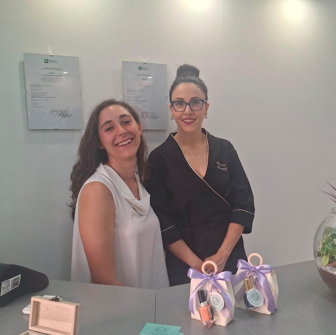 Anna, nuova collaboratrice del centro, all’accoglienza