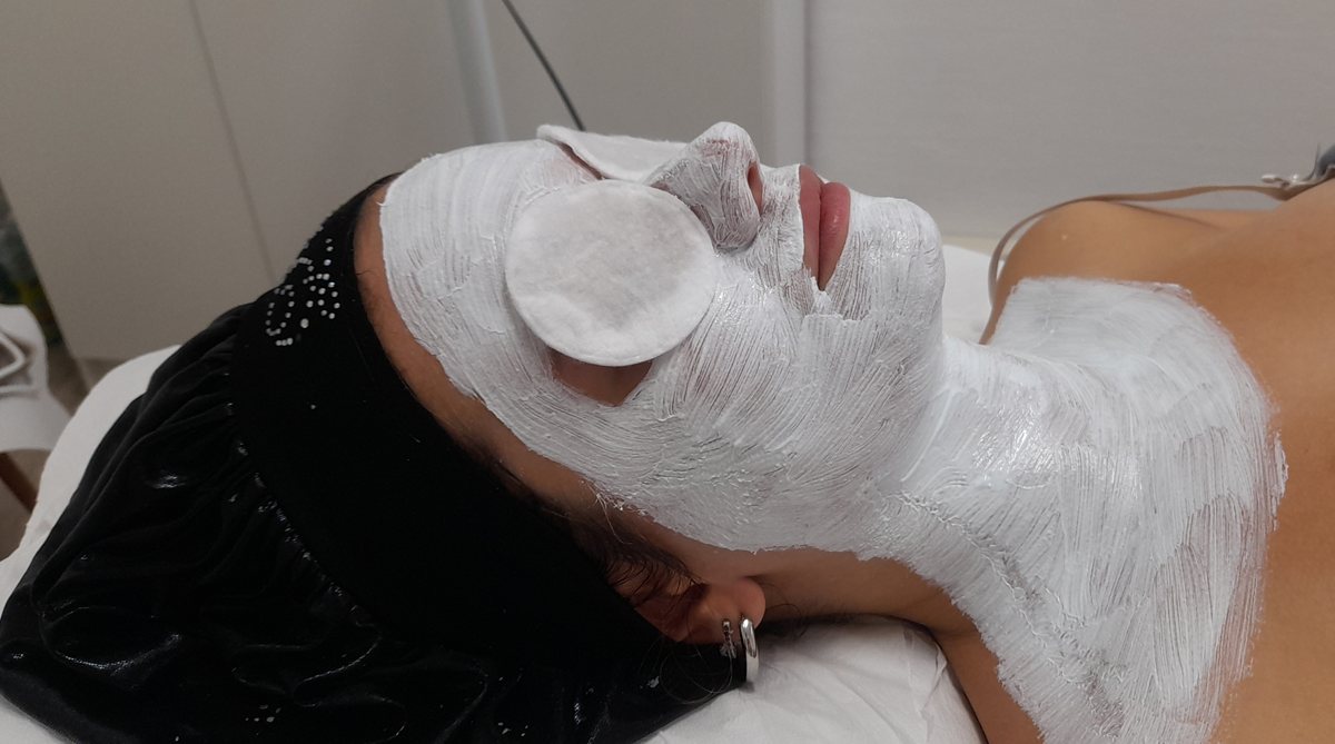 Maschera viso applicata durante un trattamento in cabina